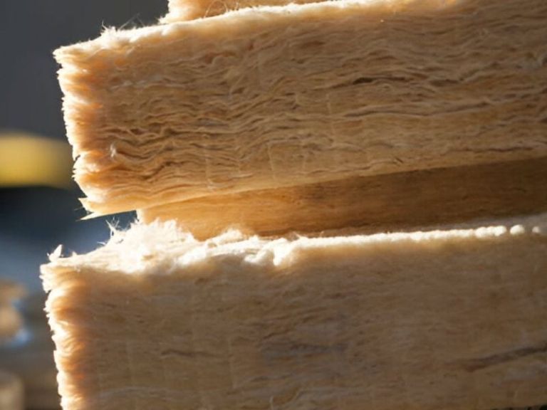 Zwei übereinander liegende Mineralwollmatten im Anschnitt, die faserige Struktur ist im Gegenlicht deutlich zu sehen.